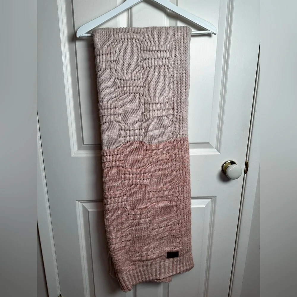 UGG Soft Knit blanket in Light Pink-start with darker pink and it get lighter